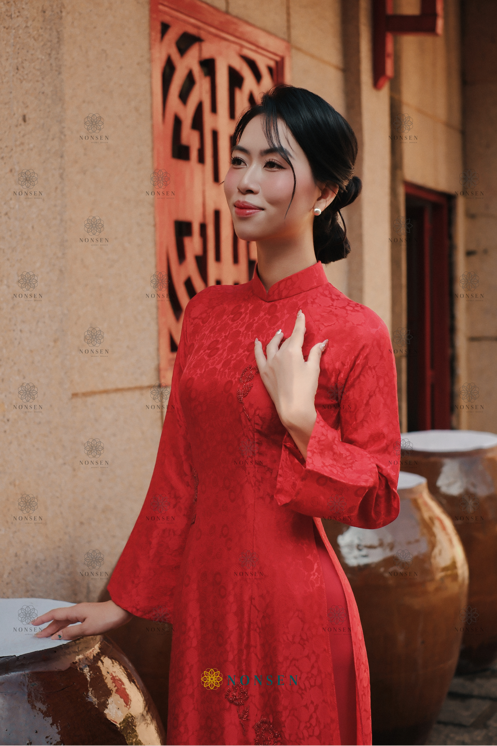 Áo dài tơ tằm Hoàng Thuần Đỏ - Ảnh 2